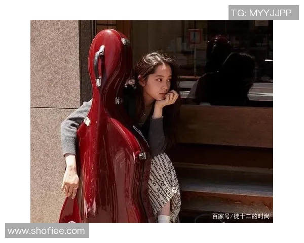 足球明星时尚新宠阔腿裤引领潮流风尚尽显运动魅力与个性风格