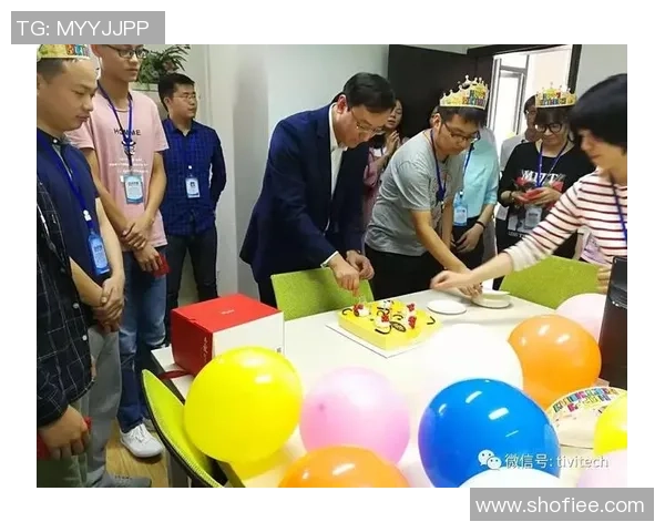 足球明星生日派对盛况空前众人齐聚为其吹蜡烛庆生